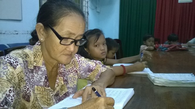 Bà Mai trong lớp học - Ảnh: Thanh Huy