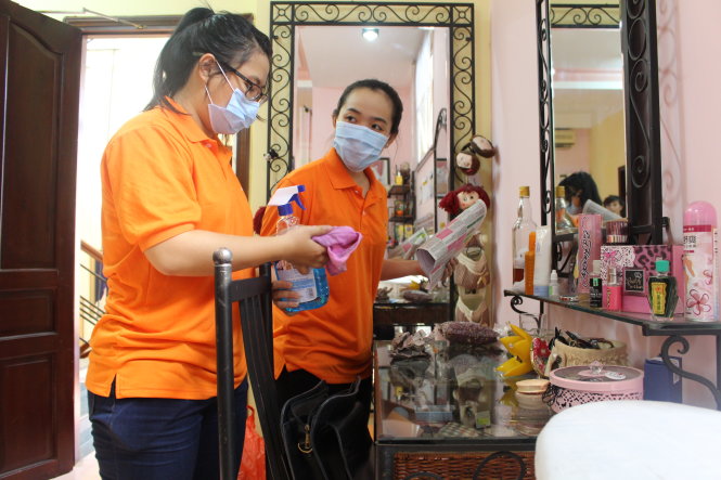 Bạn Nguyễn Chính Thảo Ly (phải) và bạn Vũ Thanh Ngọc Tuyết dọn dẹp nhà tại quận Phú Nhuận - Ảnh: Diệu Nguyễn