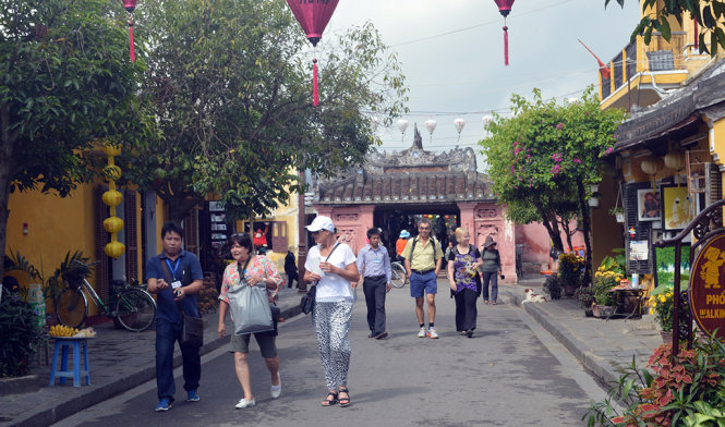 Tình trạng hướng dẫn viên dẫn khách tham quan ‘chui’ đang diễn ra thường xuyên ở phố cổ - Ảnh: Thanh Ba