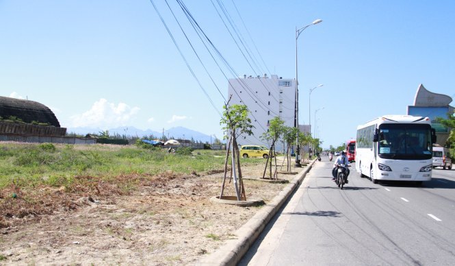 Dải đất được chính quyền Đà Nẵng cảnh báo đang có hiện tượng người nước ngoài đứng sau lưng người Việt để mua đất - Ảnh: Hữu Khá