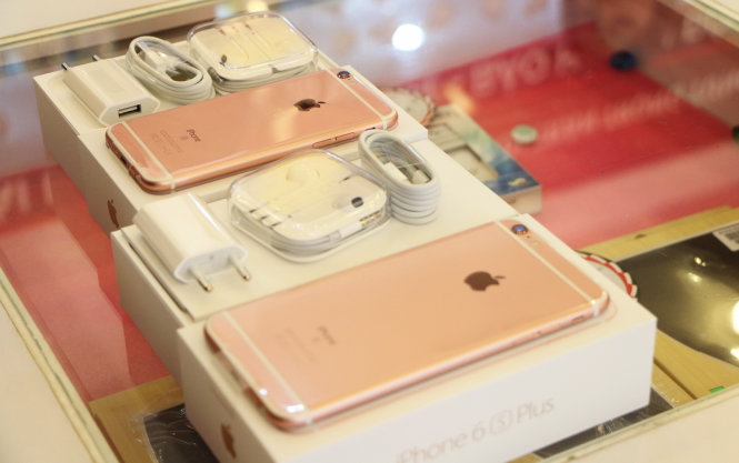Hộp iPhone 6S và iPhone 6S Plus với tai nghe đi kèm - Ảnh: FPT Shop