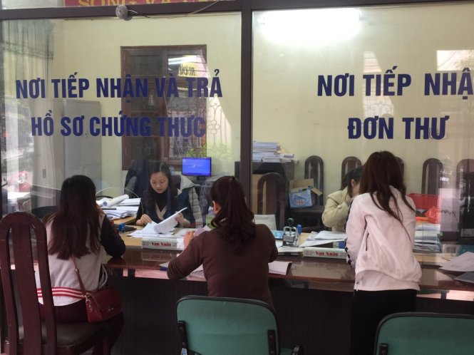 Người dân đăng ký khai sinh tại UBND phường Dịch Vọng, quận Cầu Giấy - Ảnh: Tư liệu Tuổi Trẻ