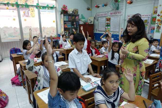 Theo thông tư liên tịch, giáo viên ở các ngạch giáo viên mầm non, tiểu học, THCS, THPT đều được chuyển xếp vào các hạng chức danh nghề nghiệp tương ứng. Trong ảnh: một tiết dạy của giáo viên lớp 3/1 Trường tiểu học Minh Đạo, Q.5, TP.HCM - Ảnh: N.H.