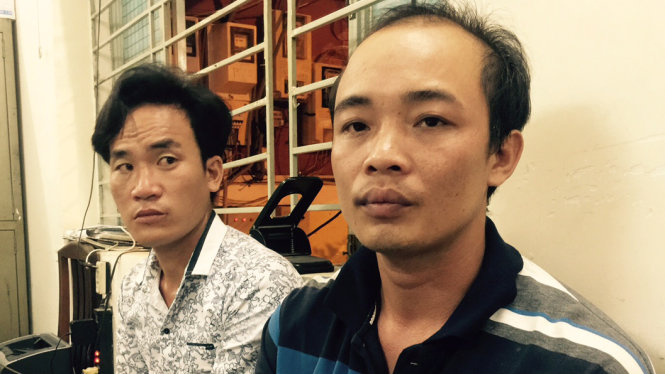 Sáu (áo kẻ ngang, ngồi trước) và Dứt tại cơ quan điều tra - Ảnh: G.Minh