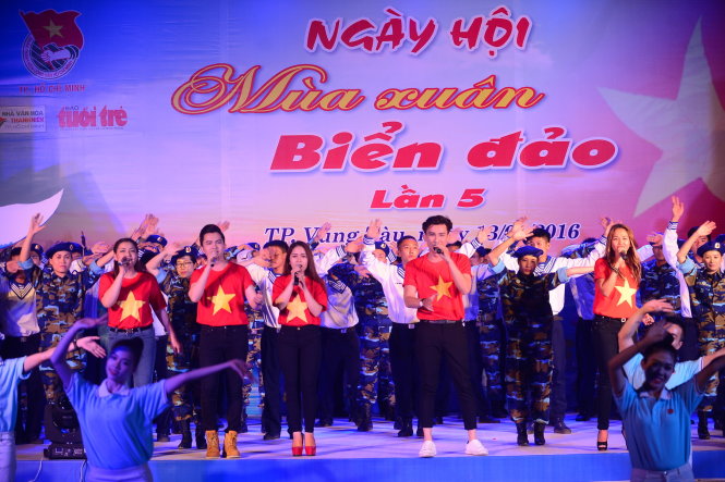 Top ca Chí Thiện, Thúy Uyên, Nam Cường, Xuân Nghi và Ngọc Trâm cùng với 20 chiến sĩ cảnh sát biển, 20 chiến sĩ Hải quân DK1, 12 Bộ đội biên phòng nhảy flashmob trình diễn ca khúc Mùa xuân biển đảo trong ngày hội Mùa xuân biển đảo lần 5 tối 13-1 tại TP. Vũng Tàu - Ảnh: Quang Định