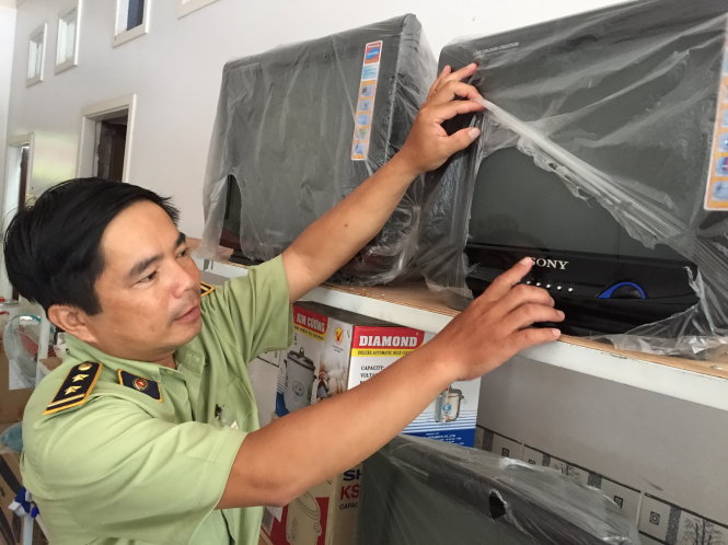 Tivi giả nhãn hiệu của hãng nổi tiếng bày bán tại một cửa hàng điện máy thị trấn Ba Tri, huyện Ba Tri, tỉnh Bến Tre - Ảnh: Vân Trường