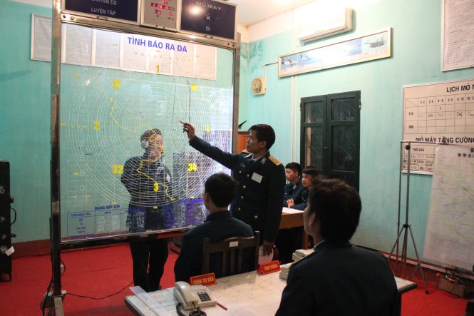 Các sĩ quan, chiến sĩ trạm rađa trong giờ trực ban - Ảnh: M.Lăng