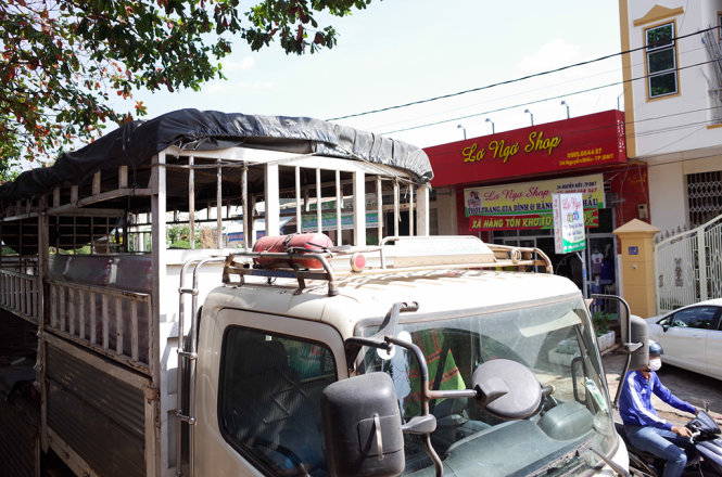 Các xe tải trang bị bình chữa cháy và buộc ở những nơi để CSGT dể thấy như bên hông xe, nóc cabin - Ảnh: Huyền Trang