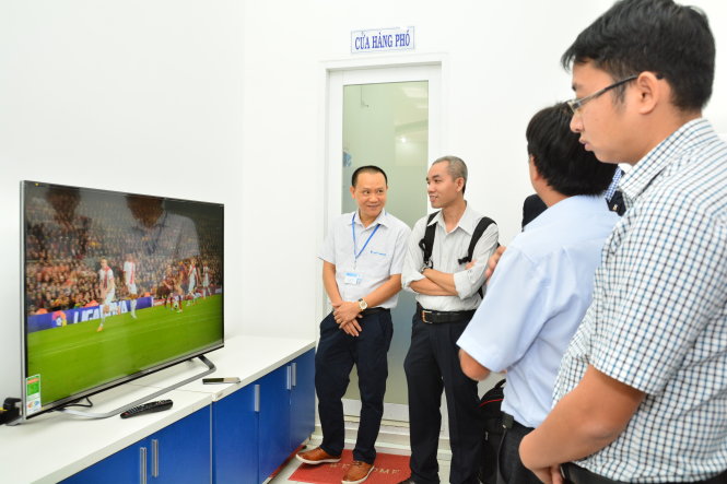 Người dùng quan sát thử nghiệm tốc độ mạng 4G tại TP.HCM. - Ảnh: Vinaphone