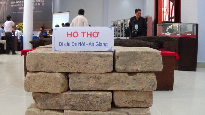 Các hiện vật của nền văn hóa Phù Nam được trưng bày gần khu vực hội thảo - Ảnh: BỬU ĐẤU