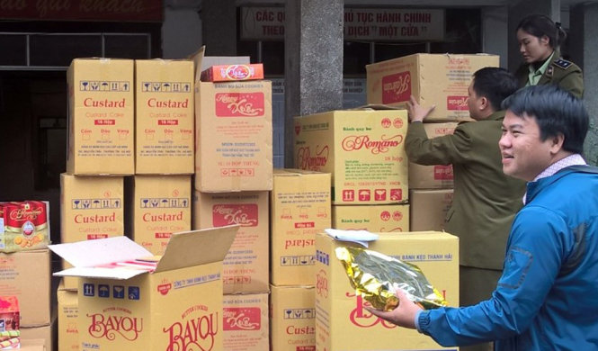 Quản lý thị trường Hà Tĩnh kiểm tra kho hàng của Công ty TNHH Bính Hà đã phát hiện 624 hộp bánh kẹo bị “rụt ruột”