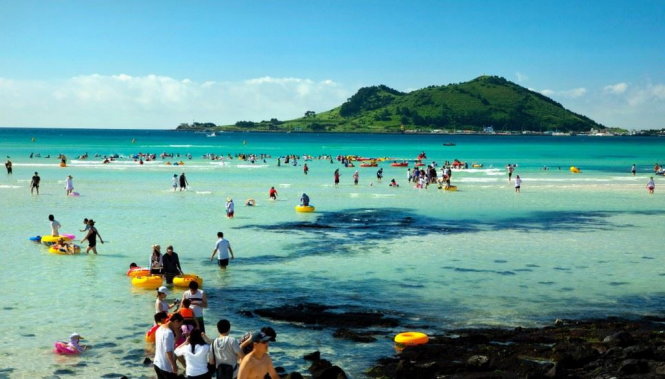 Du khách ở đảo Jeju, địa điểm du lịch nổi tiếng của Hàn Quốc - Ảnh: CNN