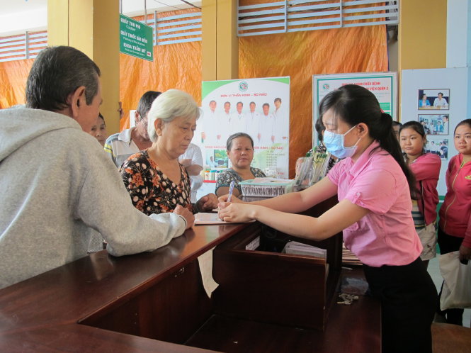 Bệnh nhân đăng ký khám chữa bệnh tại Bệnh viện Q.2 (TP.HCM) - Ảnh: Thùy Dương