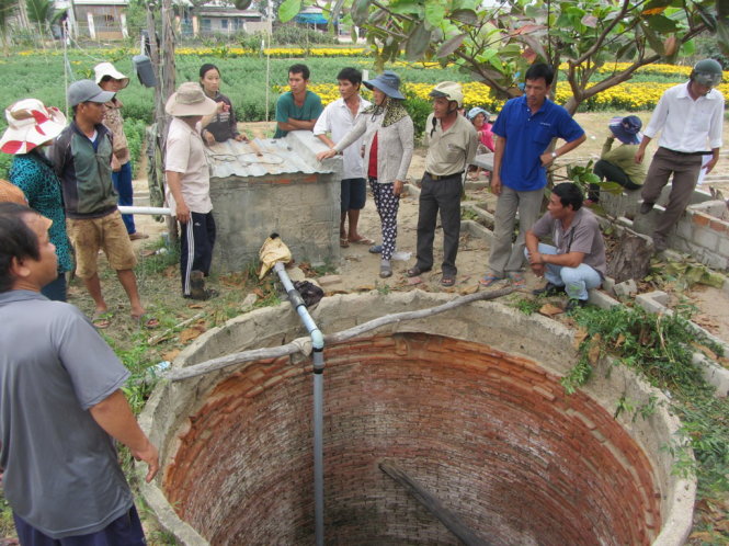 Hiện trường giếng nước giữa rẫy hoa cúc, nơi Lê Văn Lâm bị rượt chạy lọt xuống giếng chết - Ảnh: Minh Trân