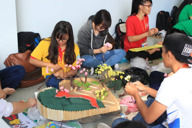 Các bạn sinh viên làm thiệp và cây mai tết tại ngày hội - Ảnh: N.Hùng