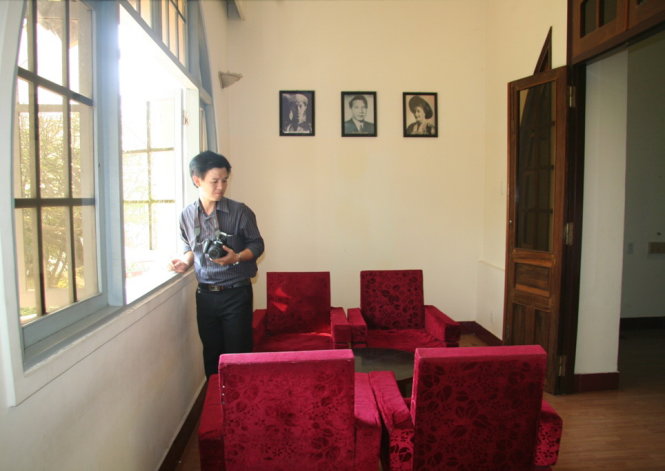 Phòng tiếp khách của vua Bảo Đại trong biệt điện Nghinh Phong tại khu di tích Lầu Bảo Đại, TP Nha Trang cùng các hiện vật còn lại (ba ảnh chân dung của vua Bảo Đại, hoàng hậu Nam Phương, thái tử Bảo Long và bộ bàn ghế tiếp khách) - Ảnh: Phan Sông Ngân