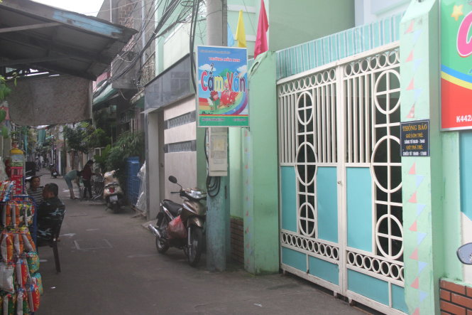 Trường mầm non Cẩm Vân nằm trong con hẻm nhỏ bề ngang chỉ gần 2m  - Ảnh: Đoàn Cường