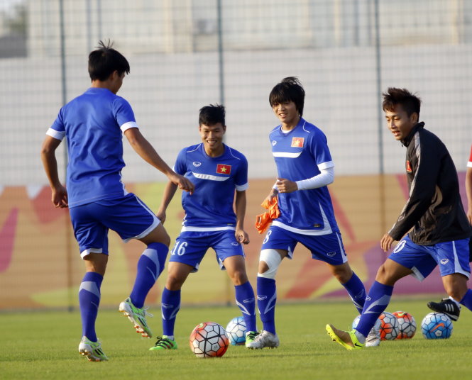 Các cầu thủ U-23 VN nỗ lực tập luyện chuẩn bị cho trận đấu danh dự với U-23 UAE - Ảnh: Anh Khoa