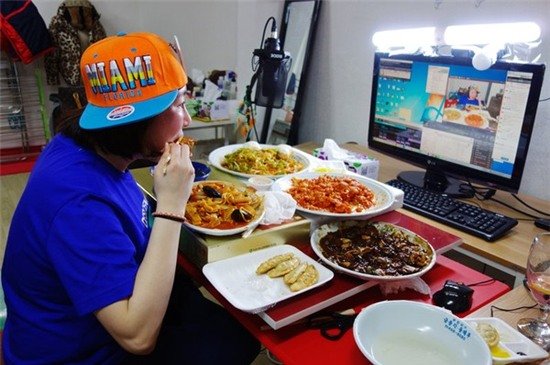 Công cụ làm việc đơn giản của người làm mukbang - Ảnh: Reuters