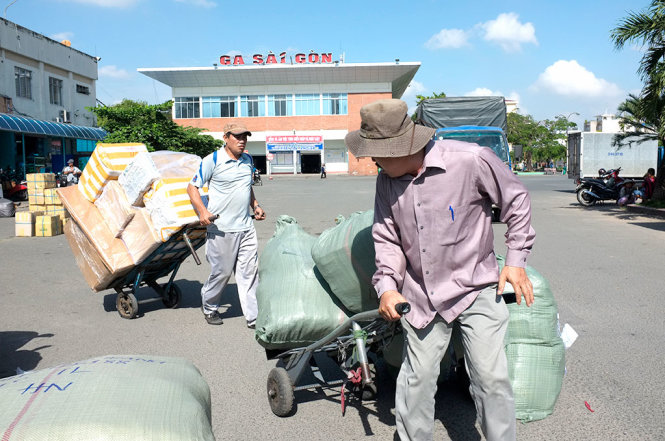Ngành đường sắt sẽ nhận vận chuyển hàng hóa trọn gói thay vì yêu cầu chủ hàng đưa hàng đến ga rồi mới vận chuyển. Trong ảnh: vận chuyển hàng hóa tại ga Sài Gòn - Ảnh: H.LINH
