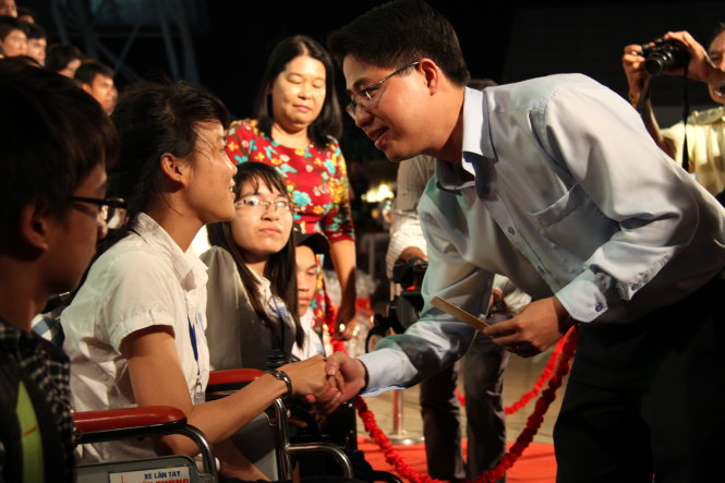 Anh Phạm Hồng Sơn - phó bí thư Thành đoàn TP.HCM - tặng quà,  hỏi thăm sinh viên khó khăn - Ảnh: Phan Dương