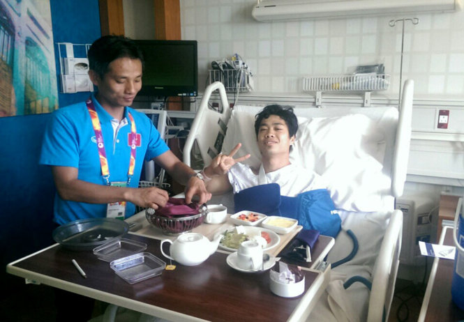 Công Phượng được bác sĩ Nguyễn Trọng Thủy chăm sóc sau ca mổ - Ảnh: Anh Tuấn