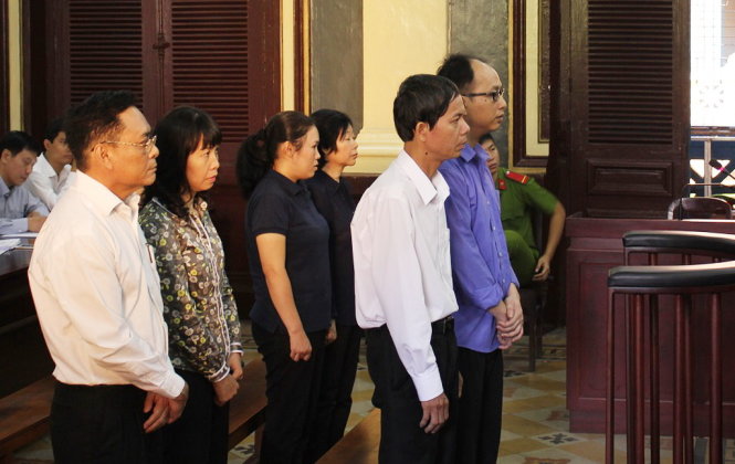 Các bị cáo tại phiên tòa sáng 22-1.