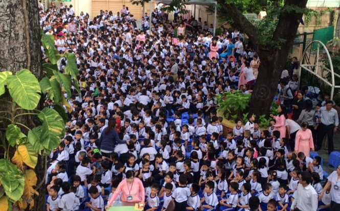 Học sinh một trường tiểu học trong giờ chào cờ đầu tuần - Ảnh: H.T