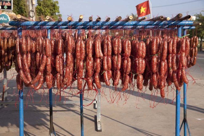 Những xâu lạp xưởng đong đưa trongf nắng