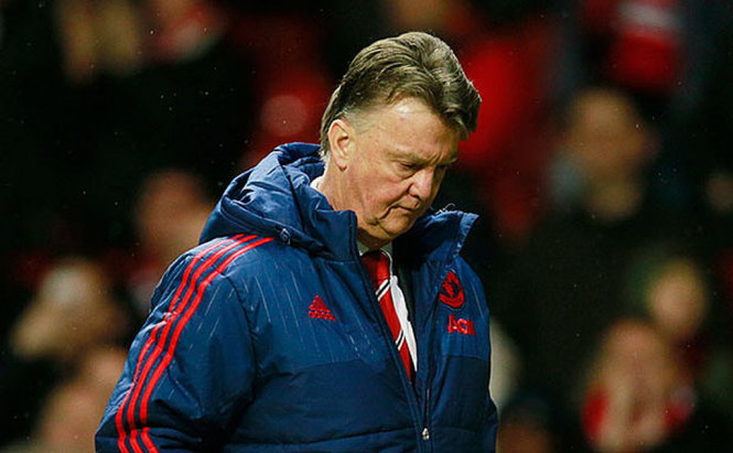 HLV Van Gaal thất vọng sau trận M.U thua Southampton 0-1. Ảnh: Telegraph