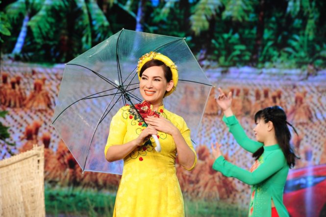 Ca sĩ Phi Nhung trình diễn bài Cô Thắm về làng