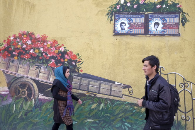 Trên đường phố Tehran ngày 20-1. Iran kỳ vọng thu hút du khách sau khi mở cửa trở lại - Ảnh: Reuters