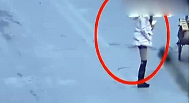 Tài xế họ Zhu thừa nhận mải nhìn cô gái này nên gây tai nạn - Ảnh chụp từ video clip