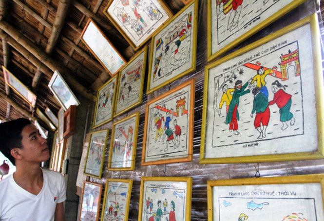 Những bức tranh miêu tả những trò chơi dân gian dịp đầu xuân như bịt mắt bắt dê, đấu vật… giúp tranh làng Sình nổi tiếng hơn, được du khách trong nước và quốc tế biết đến, tìm hiểu, yêu thích.