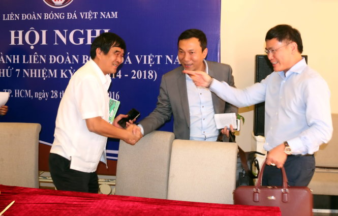 Phó chủ tịch VFF Nguyễn Xuân Gụ bắt tay ông Trần Quốc Tuấn tại Hội nghị. Ảnh: N.K