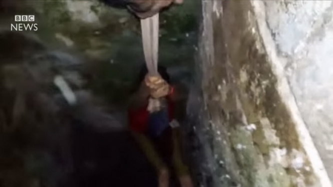 Nữ du khách được kéo lên từ dưới giếng - Ảnh chụp từ clip