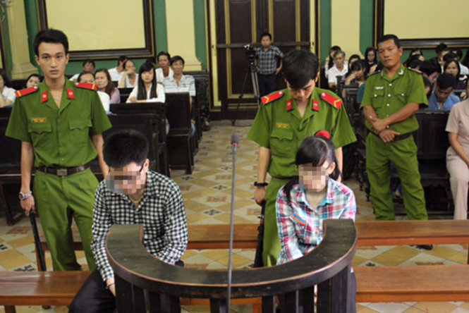 Hai bị cáo trước tòa - Ảnh: T.Mai