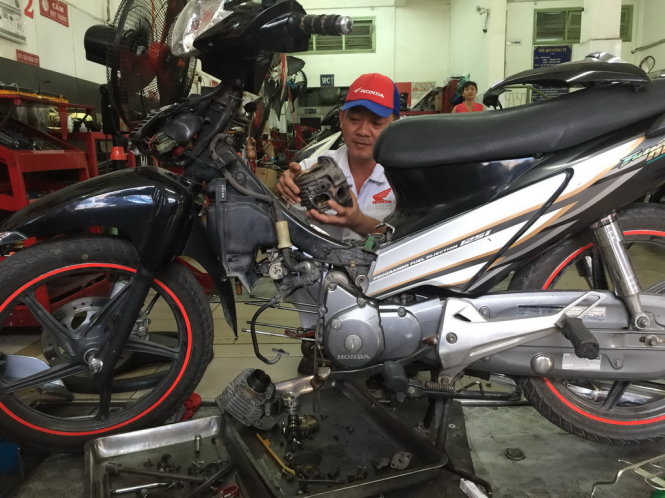 Xe máy bị cong xu páp được đưa đến HEAD Honda trên đường Lê Lợi, Tp Mỹ Tho sửa chữa - Ảnh: V.TR.