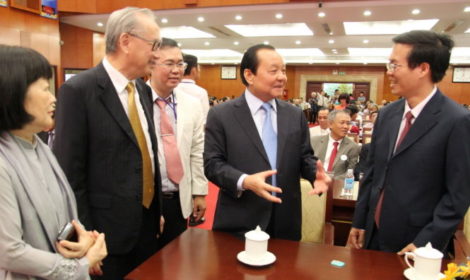 Nguyên Ủy viên Bộ chính trị, Bí thư Thành ủy TPHCM Lê Thanh Hải cùng Ủy viên Bộ chính trị, Phó Bí thư thường trực Thành ủy Võ Văn Thưởng trao đổi với kiều bào tại buổi họp mặt - Ảnh: A.X