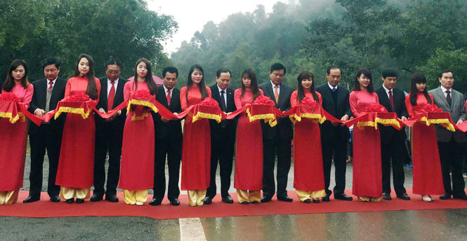 Lãnh đạo Quốc hội, Bộ GTVT Việt Nam và Bộ GTVT Lào cắt băng thông xe dự án nâng cấp QL 217 - Ảnh: T.Phùng