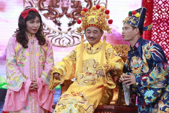 Ngọc Hoàng lắng nghe các Táo bẩm báo.