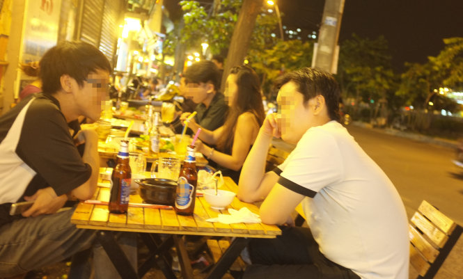 Để phòng ngừa chuyện đau lưng cần tránh ngồi quá lâu trong những buổi nhậu - Ảnh minh họa: Châu Anh