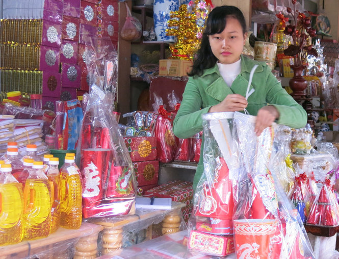 Giá đồ vàng mã cúng ông Táo năm nay ổn định, giá 30-70.000 đồng/ bộ