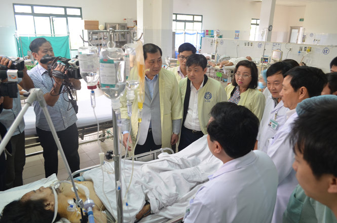 Lãnh đạo UBND TP Đà Nẵng vào bệnh viện Đà Nẵng thăm anh Mai Mạnh Tưởng trong ngày 30-1 - Ảnh: Trường Trung