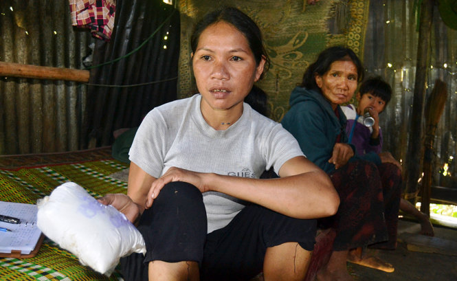 Chị Nhân (thôn 6, xã Phước Trà) một người bị ngộ độc do ăn gạo hỗ trợ tết kể lại vụ việc - Ảnh: LÊ TRUNG