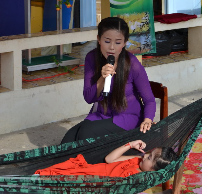 Một tiết mục hát ru của phụ huynh - Ảnh: H.T.