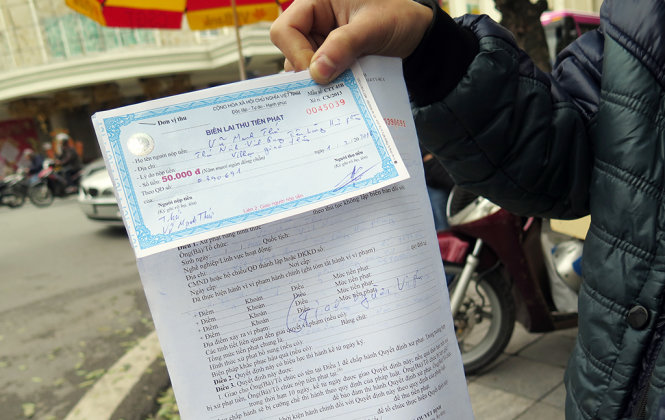Một người đi bộ sai quy định đã bị xử phạt ở ngã tư Hàng Bài -Tràng Tiền