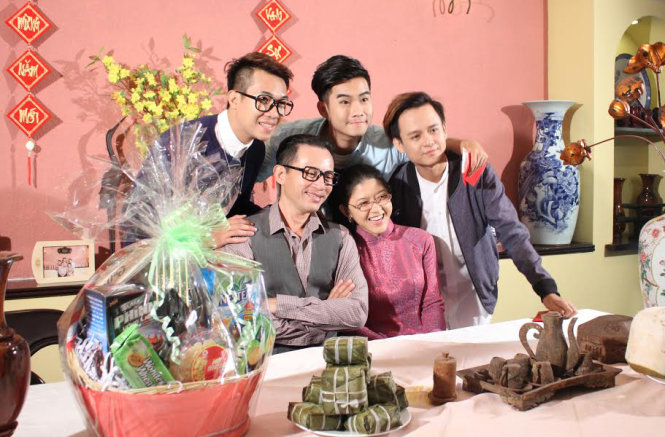 SMS Band trong MV Về nhà đón tết