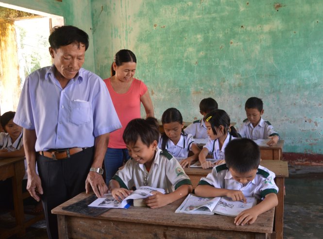 Vợ chồng thầy giáo nặng lòng với học trò xã đảo - Ảnh: Thanh Ba