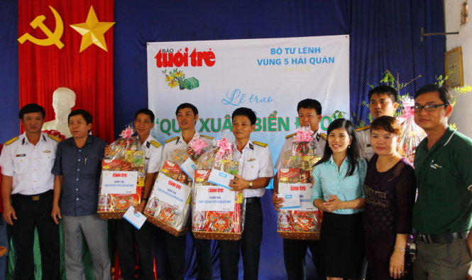 Các lực lượng thuộc Vùng 5 Hải quân và Vùng 4 Cảnh sát biển nhận “Quà xuân biển đảo” của báo Tuổi Trẻ chiều 2-2 - Ảnh: C.Quốc